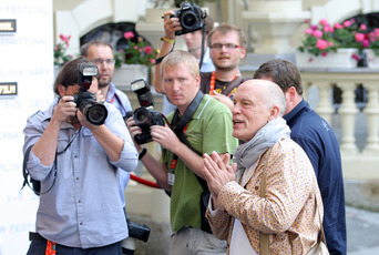 John Malkovich před grandhotelem Pupp.