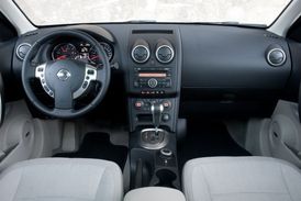 Interiér a přední panel vozu Nissan Qashqai.