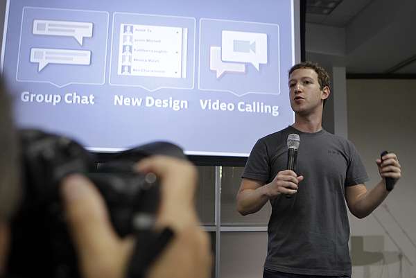 Šéf Facebooku Mark Zuckerberg oznamuje zavedení nové služby. Šéf Facebooku Mark Zuckerberg oznamuje zavedení nové služby.