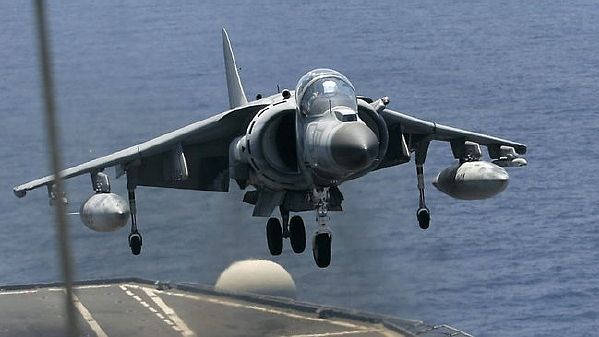 Italský harrier startuje z letadlové lodi Garibaldi.