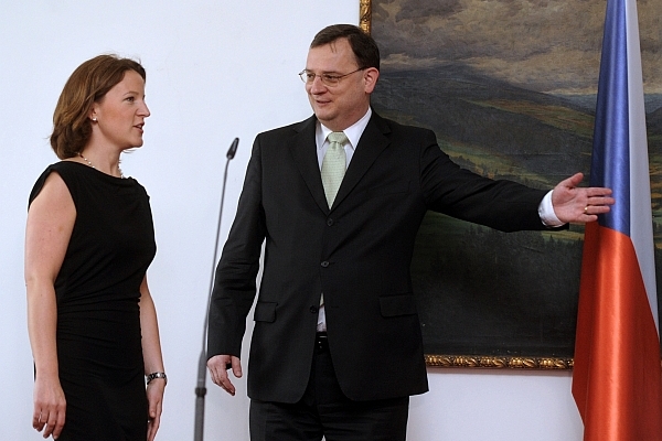 Nová vicepremiérka a šéfka legislativní rady vlády Karolína Peake (VV) s premiérem Petrem Nečasem (ODS).