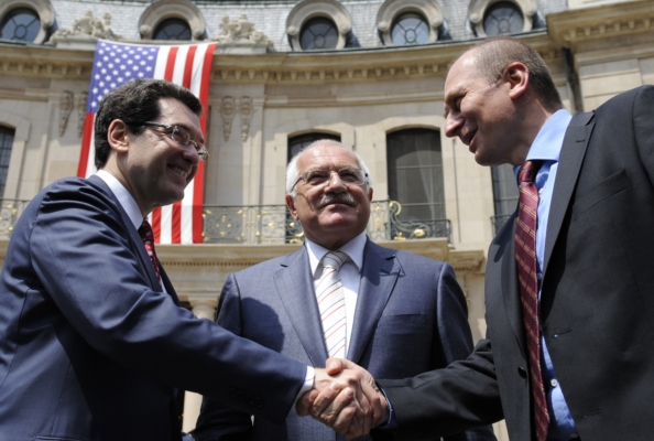 Petr Gandalovič (vpravo) si potřásá rukou s americkým velvyslancem Normanem Eisenem. Petr Gandalovič (vpravo) si potřásá rukou s americkým velvyslancem Normanem Eisenem.