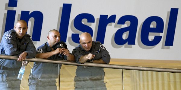 Izraelské bezpečnostní složky na letišti Bena Guriona. Izraelské bezpečnostní složky na letišti Bena Guriona.