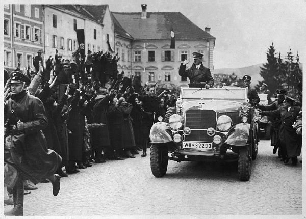 Vůdce na návštěvě v rodném Braunau v březnu 1938.