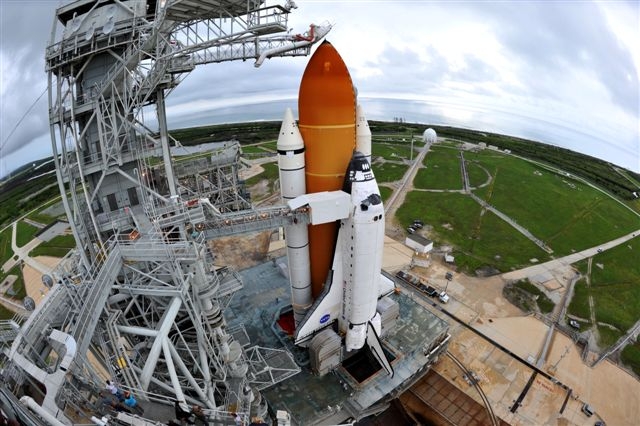 Tři, dva, jedna... Raketoplán Atlantis je připraven.