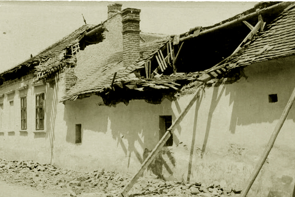 Zničené domy v Kecskemétu po zemětřesení, které ve městě uhodilo 8. července 1911.