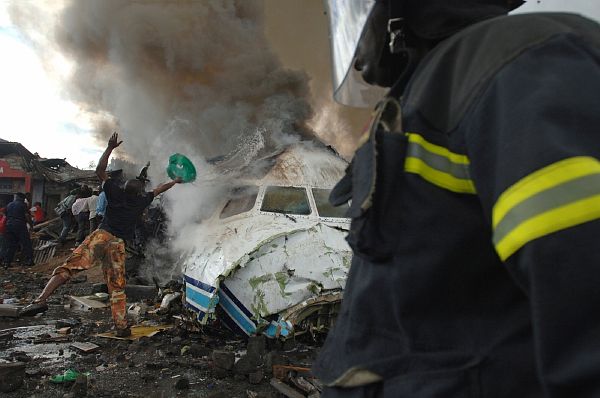 Aerolinky Hewa Bora mají neblahou pověst. Na snímku jejich havarované letadlo DC-9 v konžské Gomě.