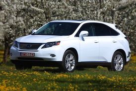 Slávu založila značka na velkých SUV, na snímku vůz RX 450h. 
