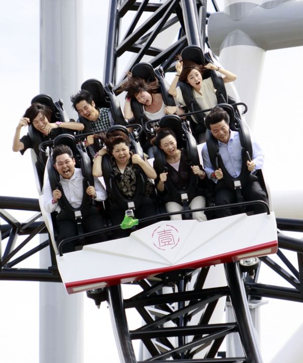 Japonští návštěvníci zábavního parku na adrenalinové atrakci. 