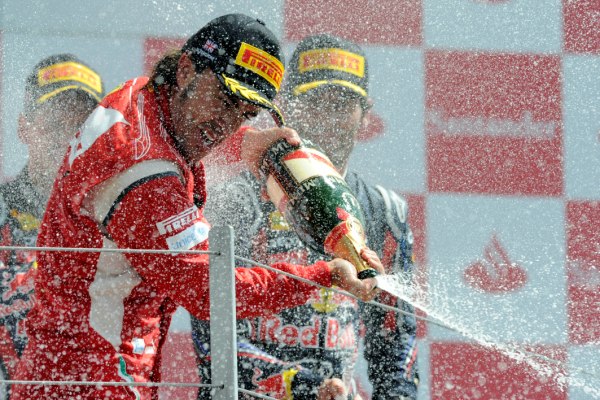 Fernando Alonso slaví v šampaňské tříšti své první letošní vítězství. Fernando Alonso slaví v šampaňské tříšti své první letošní vítězství.