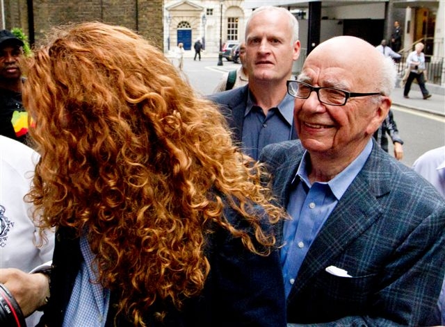 Veselo moc není: mediální magnát Rupert Murdoch a zrzavá kštice jeho pravé ruky Rebekah Brooksové. 