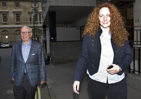 Mediální magnát Rupert Murdoch zatím za Rebekah Brooksovou stojí. Jak dlouho?