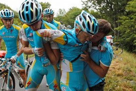 Zraněný Kreuzigerův kolega Alexandr Vinokurov.