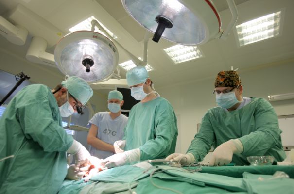 Náročná operace trvala 14 hodin, pacientovi se podle lékařů daří dobře. 