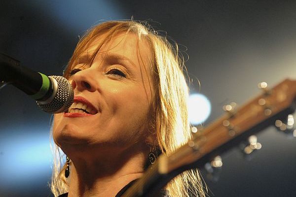 Suzanne Vega zpívala v Dělyhově, chystá se do Olomouce a Pavlovic. Suzanne Vega zpívala v Dělyhově, chystá se do Olomouce a Pavlovic.