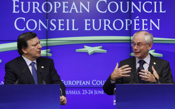 Herman Van Rompuy (vpravo) a José Manuel Barroso na summitu EU v červnu. 