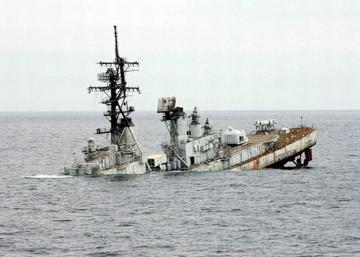 USS Towers. Vysloužilé lodě mají ještě poslední úlohu - jako terč.