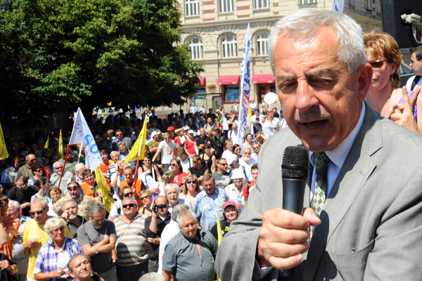 Heger se v úterý vydal do jámy lvové – na odborářský happening proti vládním reformám.