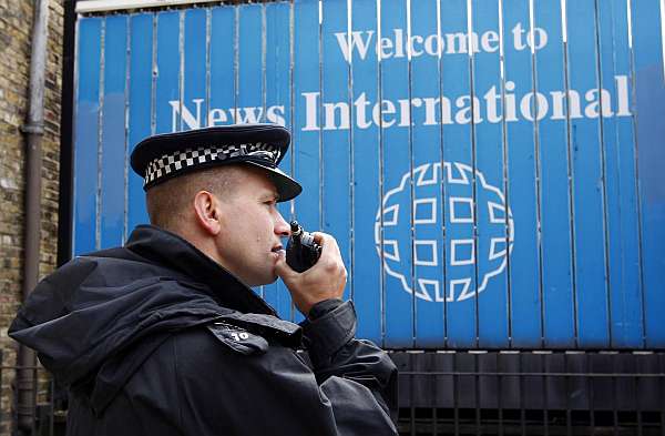 Policista hlídkující před londýnským ústředím News International.