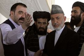 Ahmed Walí Karzáí (vlevo) byl blízkým spolupracovníkem prezidenta Hamída Karzáího (druhý zprava).