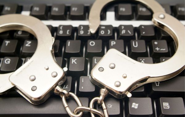 Hacker posílal ze sousedova počítače porno i výhrůžky viceprezidentovi.