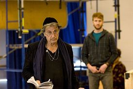 Al Pacino zkouší Shylocka do Kupce Benátského.