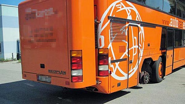 Autobus byl v dezolátním stavu a bez kola.