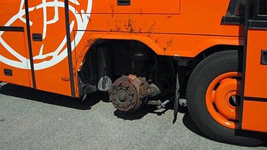 Cestující museli počkat na náhradní autobus.