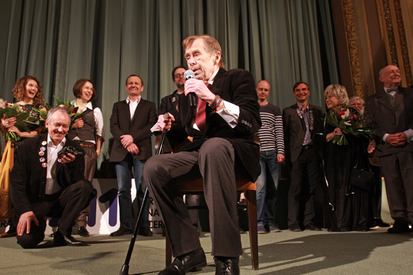 Václav Havel s hůlkou na premiéře svého filmu Odcházení. Jeho zdravotní problémy se vlečou.