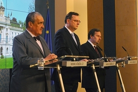 Předsedové tří koaličních stran - Karel Schwarzenberg (TOP 09), Petr Nečas (ODS), Radek John (VV).