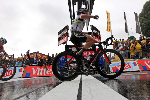 Britský cyklista Mark Cavendish projíždí cílem. Britský cyklista Mark Cavendish projíždí cílem.