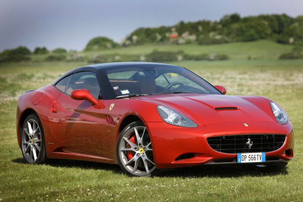 V závodě Diamond Race se určitě objeví i vůz s koníkem ve znaku. Na snímku Ferrari California.