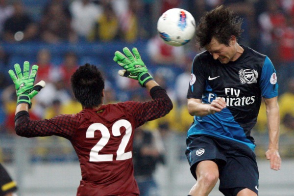 Rosický překonal brankáře přesnou hlavičkou. Rosický překonal brankáře přesnou hlavičkou.
