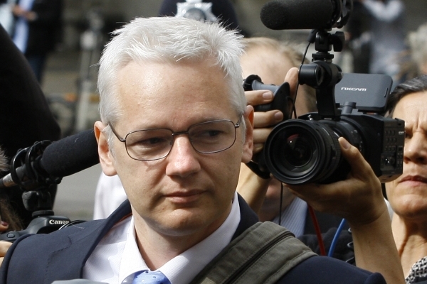 Julian Assange odolává náporu novinářů před soudem v Londýně. Julian Assange odolává náporu novinářů před soudem v Londýně.