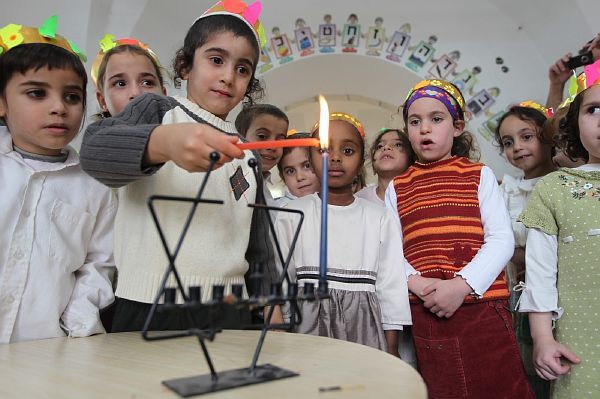 Chanuka a děti v izraelské mateřské škole.
