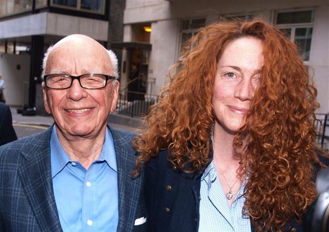 Pod palbou. Magnát Rupert Murdoch a jeho pravá ruka Rebekah Brooksová.