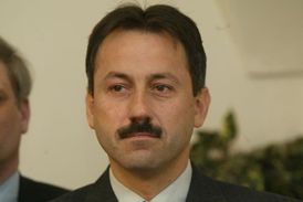 Walter Bartoš rozlišuje důsledně mezi politickým schvalováním a debatou v rodině.