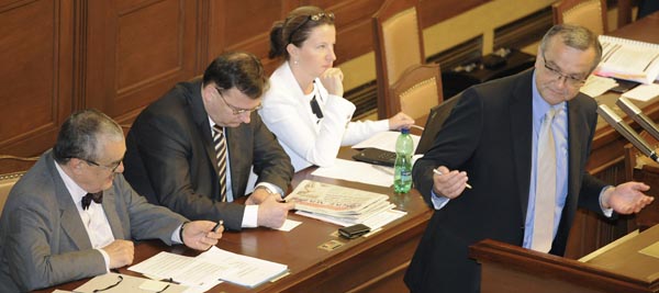 Nečasova vláda na zavedení druhého pilíře v důchodovém systému trvá. Ve středu ho protlačila i v prvním čtení ve sněmovně.