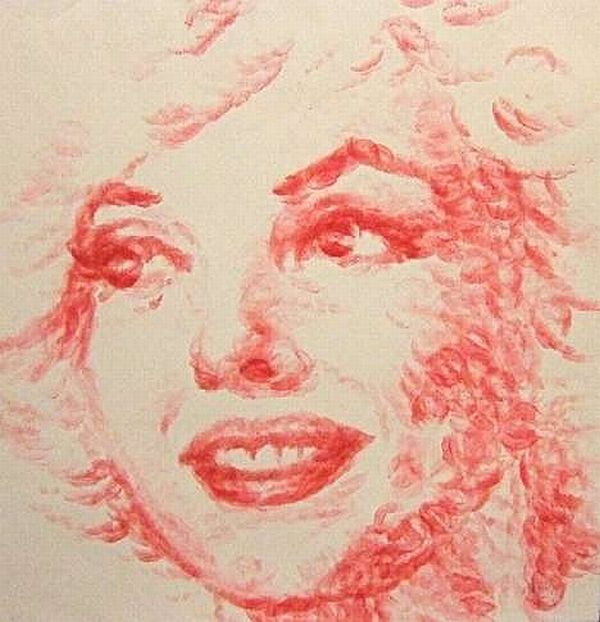 Marilyn Monroe vylíbaná rtěnkou.