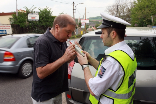 Muž zavolal policii na jiného řidiče, sám však byl silně opilý (ilustrační foto).