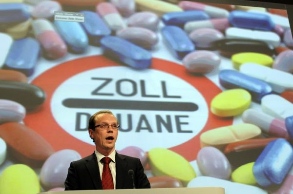 Algirdas Šemeta, komisař EU pro zdanění a celní unii, informuje o zabavených padělcích. 