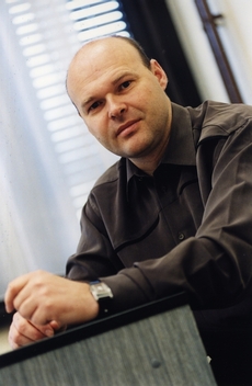 Fyzioterapeut Pavel Kolář pomáhá Havlovi v rehabilitaci.