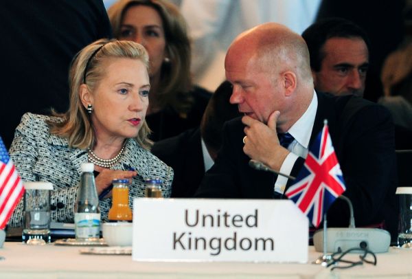 Hillary Clintonová na setkání oznámila, že Washington uznal rebelskou vládu namísto Kaddáfího.