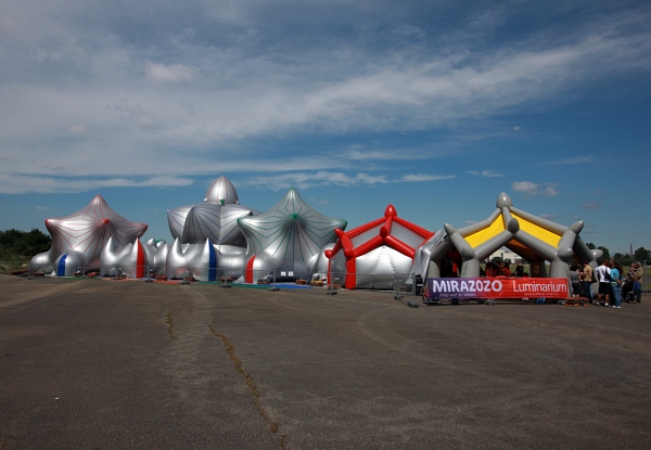 Nafukovací Quix Luminarium zvenčí připomíná skupinu skákacích hradů pro děti. (Foto: Robert Sedmík)