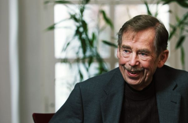 Václav Havel nechce stát v jedné řadě s Vladimirem Putinem. Václav Havel nechce stát v jedné řadě s Vladimirem Putinem.