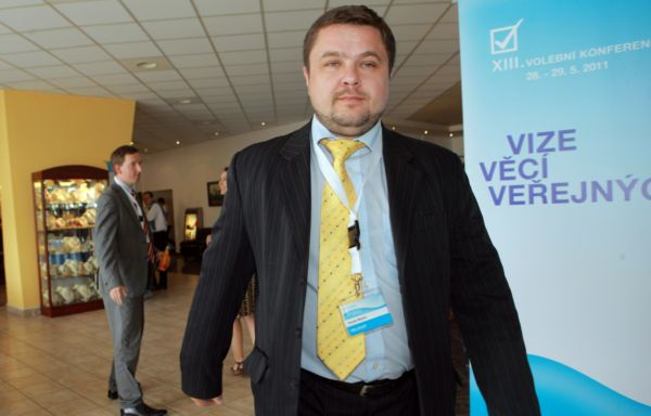 Martin Vacek tvrdí, že mu Bárta peníze jen půjčil. Podle jeho asistenta mu ministr dorovnal plat.