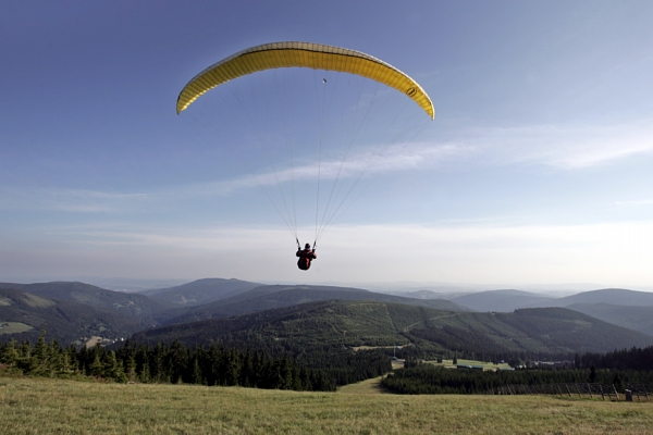 Kolize paraglidu a letadla se stala ve výšce 60 metrů nad zemí. 
