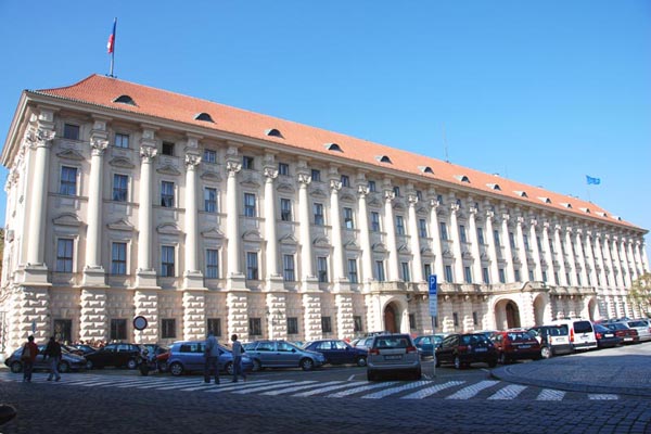 Ministerstvo zahraničí (na snímku) nabízí k prodeji vyřazené ambasády.