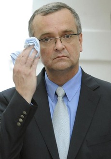 Nervózní Kalousek si myslí, že se mu někdo snaží podrazit židli.