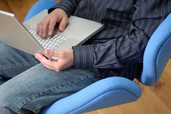Máte notebook z druhé ruky? Pozor, může se dívat!